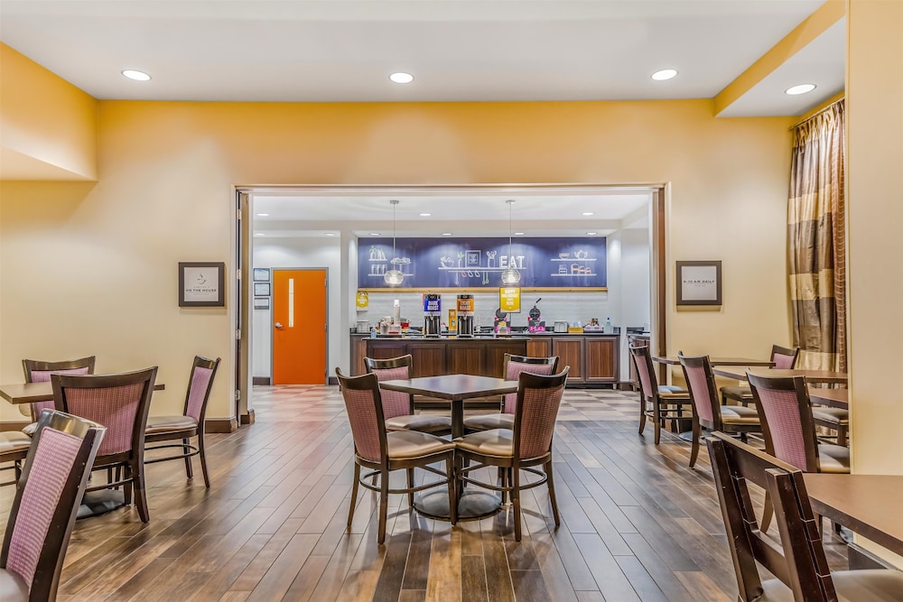 Hampton Inn & Suites Detroit Airport Romulus - photo 33