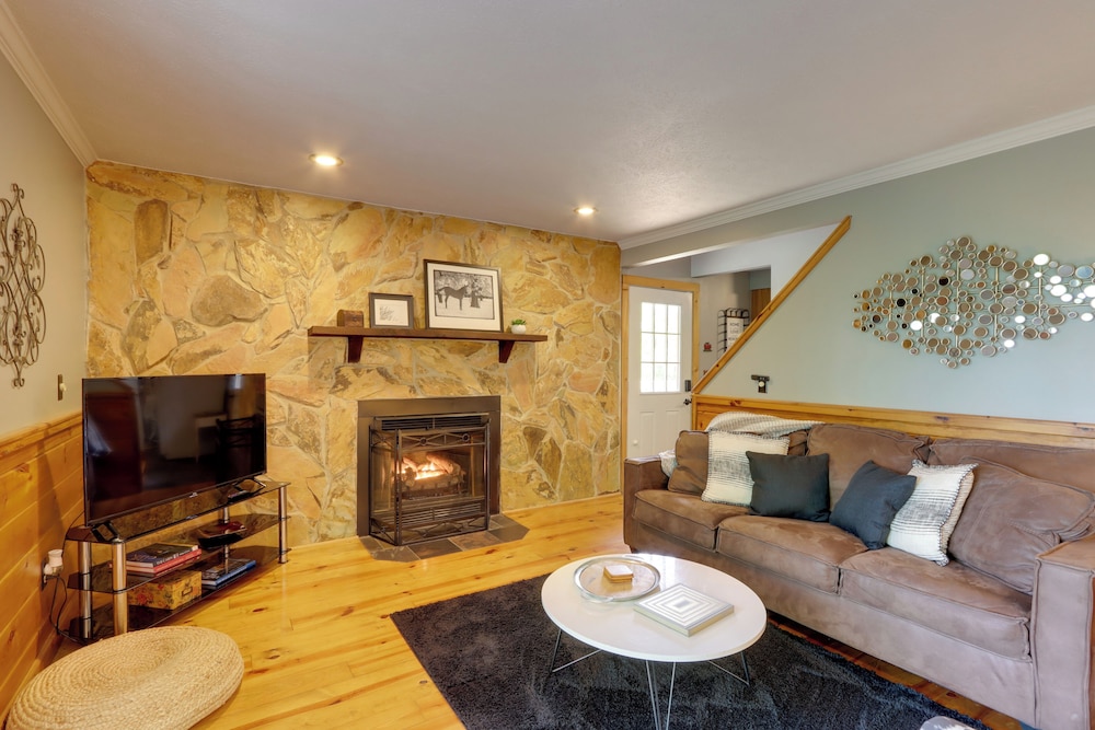 Blue Ridge Getaway with Hot Tub and Seasonal View — 4-Star Luxury Hotel in Blue Ridge, United States