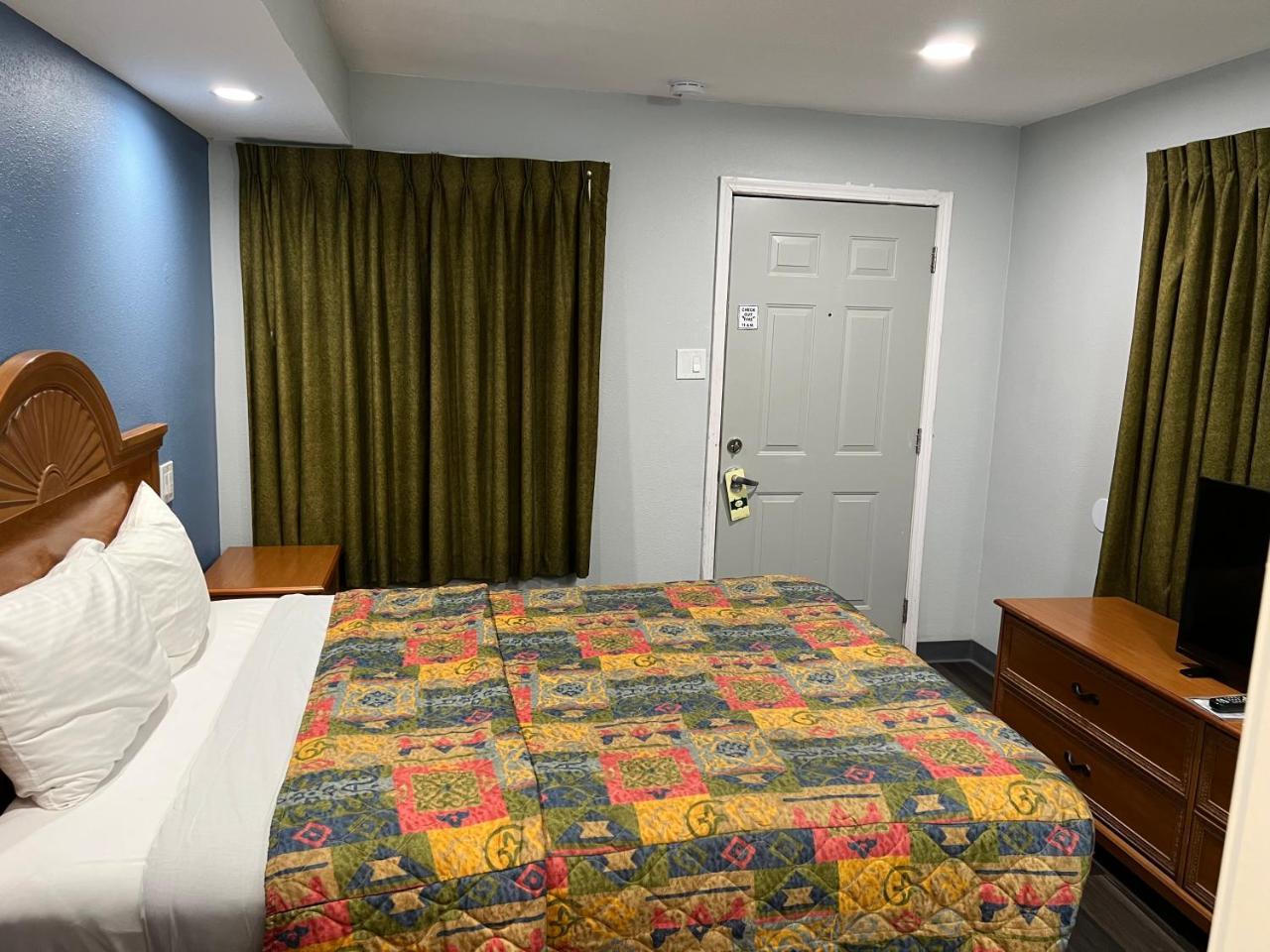 Bishop Elms Motel - photo 3