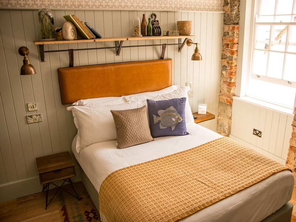 The Pilot Boat — 4-Star Luxury Hotel in Lyme Regis, United Kingdom