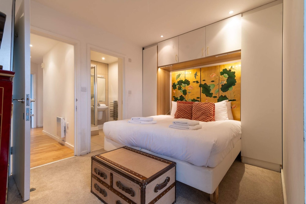 Regent's Canal View Apartment — 4-Star Luxury Hotel in London, United Kingdom