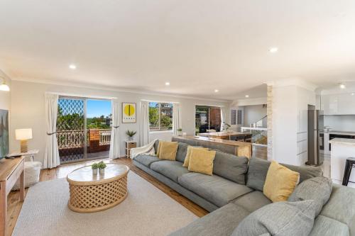 High On Hill Big Bold Beautiful Holiday Yamba — Yamba