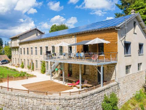 Grand gîte rénové billard baby foot vue sur rivière terrasse activités diverses FR 1 582 76 — hotel in Le Chambon-Sur-Lignon