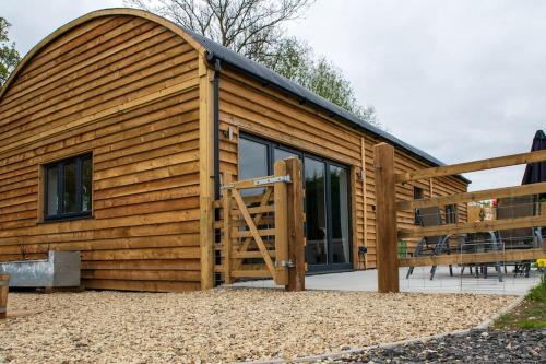 Luxury Barn Conversion with Hot Tub ‘Blackbird’ in Evesham, United Kingdom