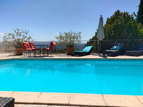 T2 de la Bastide Rouge vue exceptionnelle sur Aix domaine privé T2 indépendant de 37 m2 avec terrasse exposée plein sud Piscine 10 X 5 in Aix-En-Provence, France