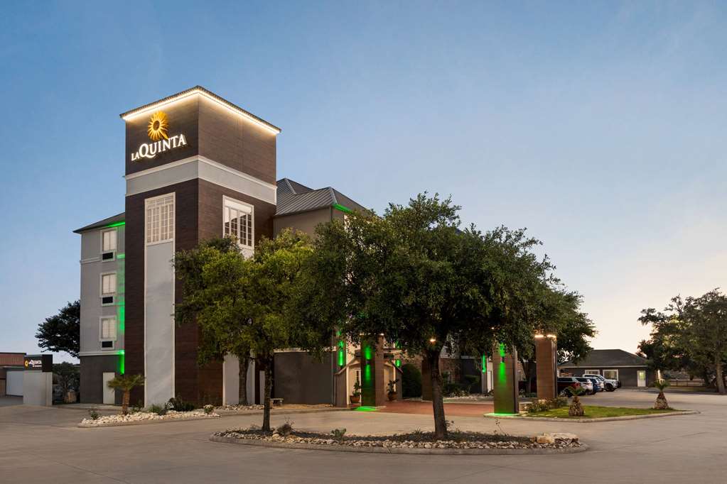 La Quinta Inn & Suites by Wyndham San Antonio N Stone Oak - photo 3