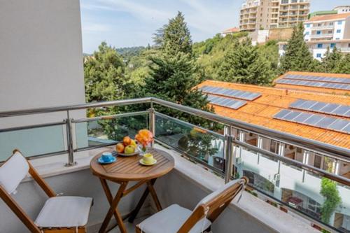 Top hill stunning view 2 bdr apt with swimming pool — 4-Star Luxury Hotel in Podgorica, Montenegro