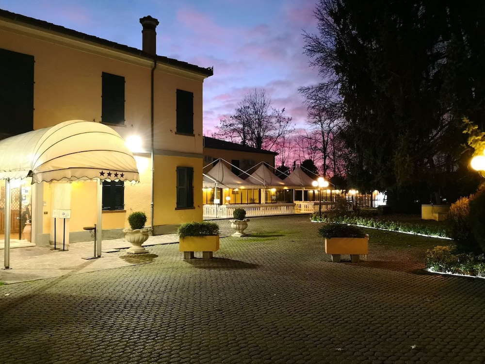 Villa Regina — 4-Star Luxury Hotel in Ferrara, Italy