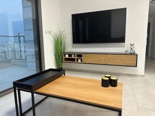 Elegant 3 bedroom Ocean view Condo in Kiryat Yam — 4-Star Luxury Hotel in Qiryat Yam, Israel