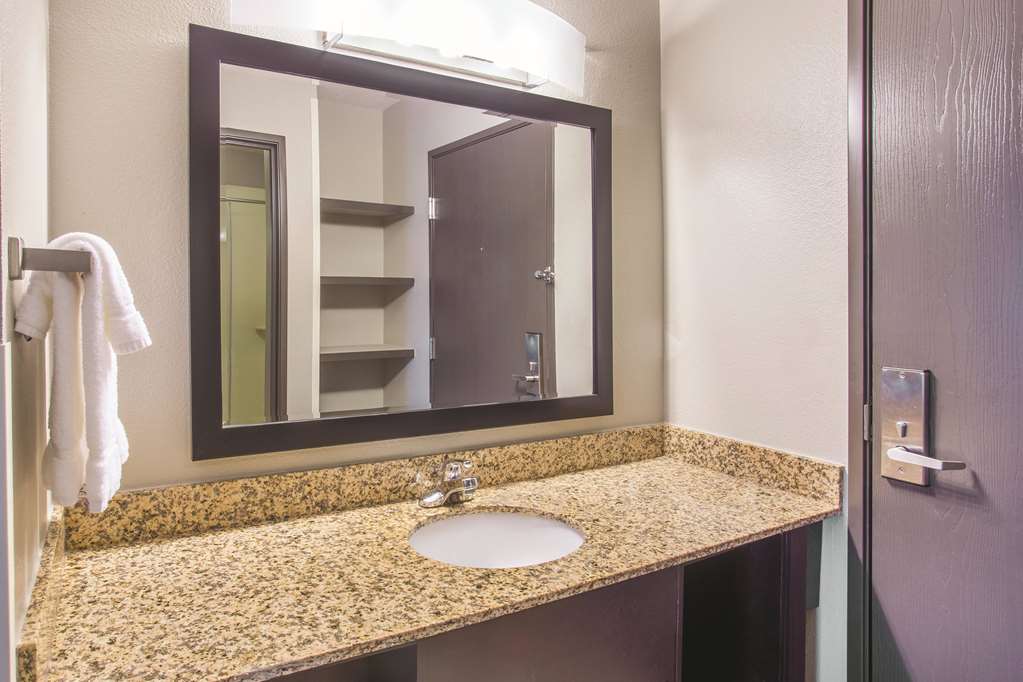 La Quinta Inn & Suites by Wyndham O'Fallon IL St. Louis - photo 15