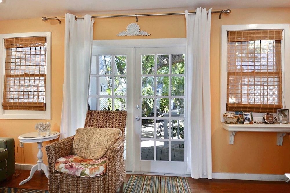 Tranquility by Avantstay Close to Duval St w BBQ & Shared Pool - photo 21