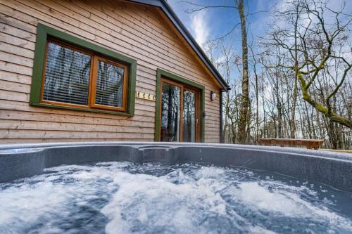 Padley; woodland lodge with hot tub for 2 4 in the Staffordshire Moorlands — 4-Star Luxury Hotel in Stoke-On-Trent, United Kingdom