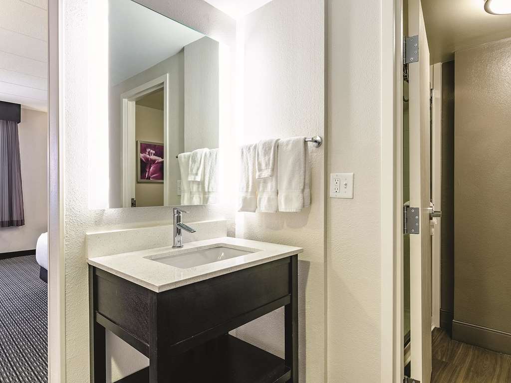 La Quinta Inn & Suites by Wyndham Warwick Providence Airport - photo 16