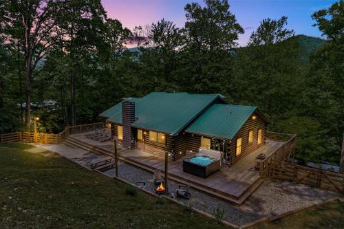 Modern Mountainside Cabin by Carolina Mornings — 4-Star Luxury Hotel in Chandler, United States