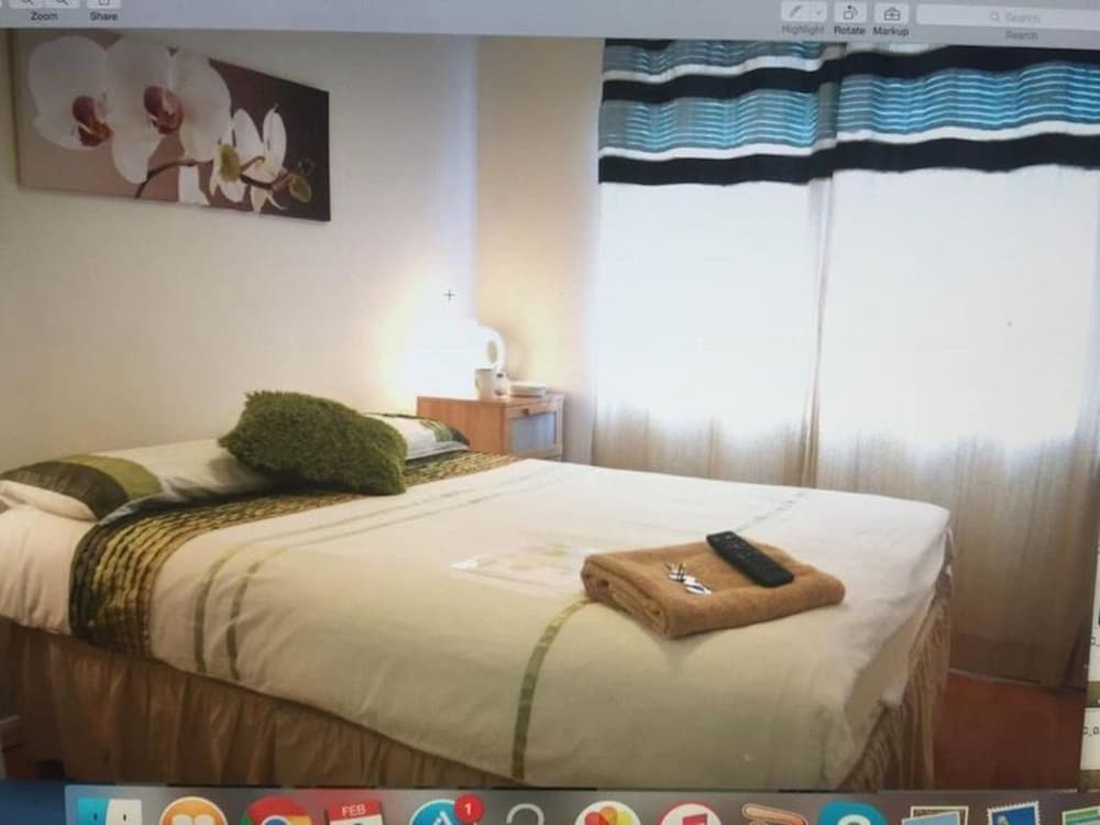 Family Room Sleeps 3 With 1 Double And 1 Single Bed Ground Floor Private Shower — Hayes