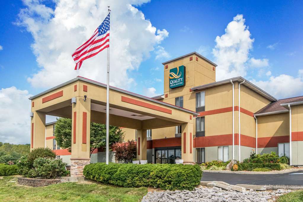 Quality Inn & Suites - carbon neutral hotel in Greendale
