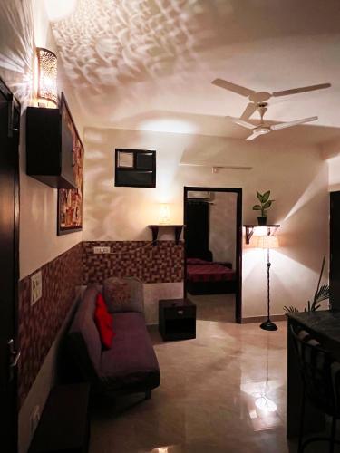 TicAna Large 1Bedroom Living Kitchen with AC fiber wifi Rooftop garden lake view — 4-Star Luxury Hotel in Udaipur, India