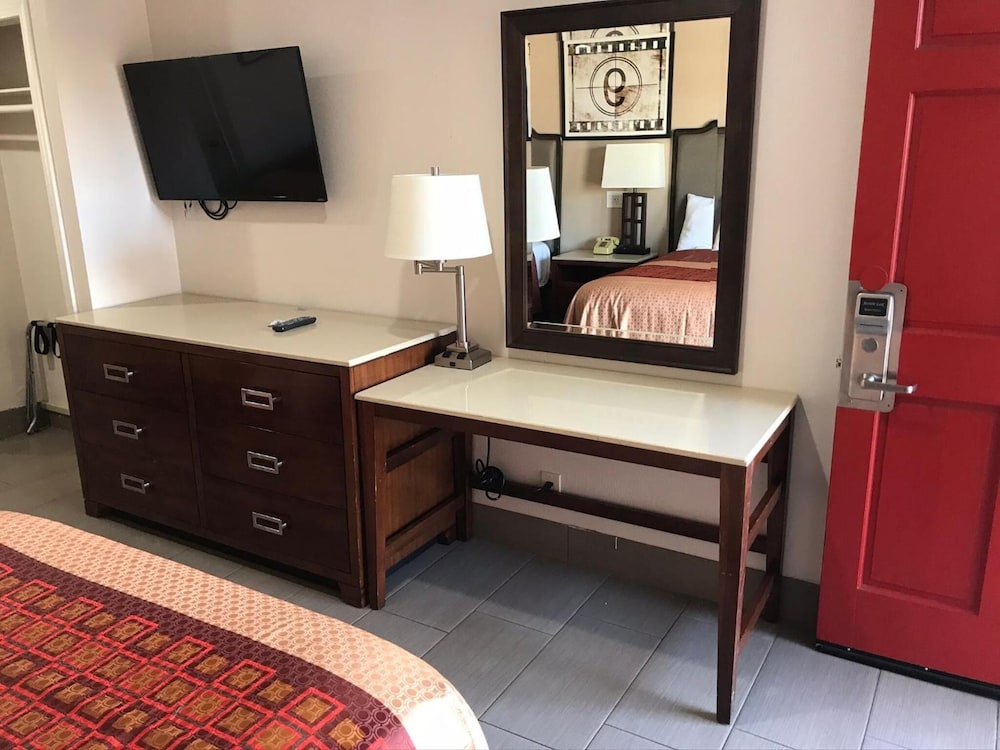 Economy Inn Lax - photo 11