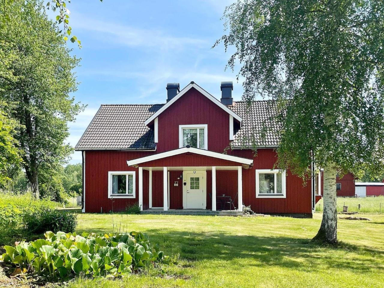 Farmhouse Retreat Near Lakes and Coast — 4-Star Luxury Hotel in Hoegsby, Sweden