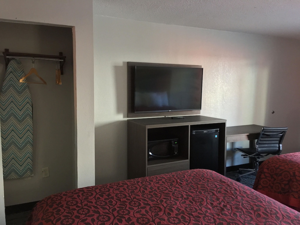 Days Inn & Suites by Wyndham Charleston Airport West - photo 9