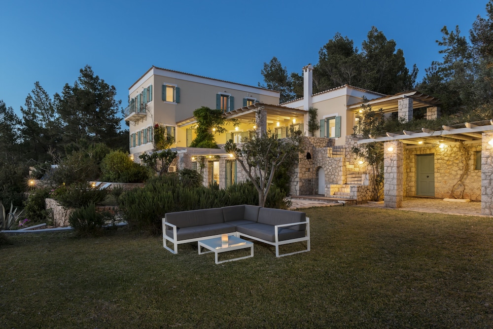 Electra Beachfront Villa — 4-Star Luxury Hotel in Kranidi, Greece