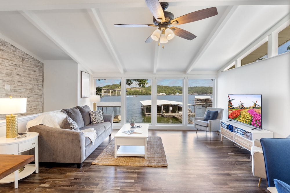 Private Dock & Fireplace Steps From Osage Beach — hotel in Camdenton