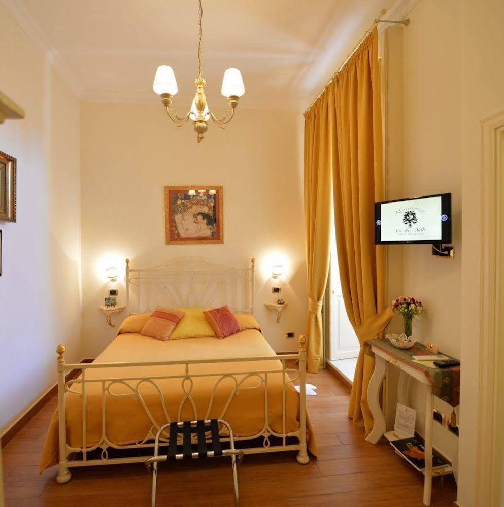 B&B Residenza Via Dei Mille — 5-Star Luxury Hotel in Chiaia, Italy