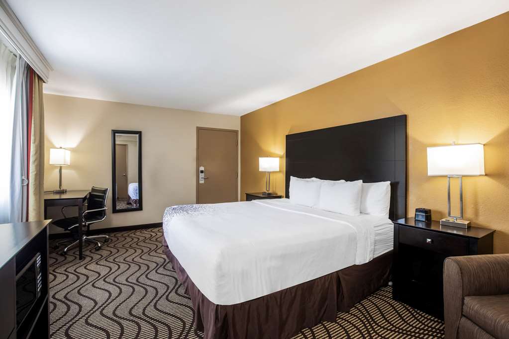 La Quinta Inn & Suites by Wyndham Carlsbad Legoland Area - photo 19