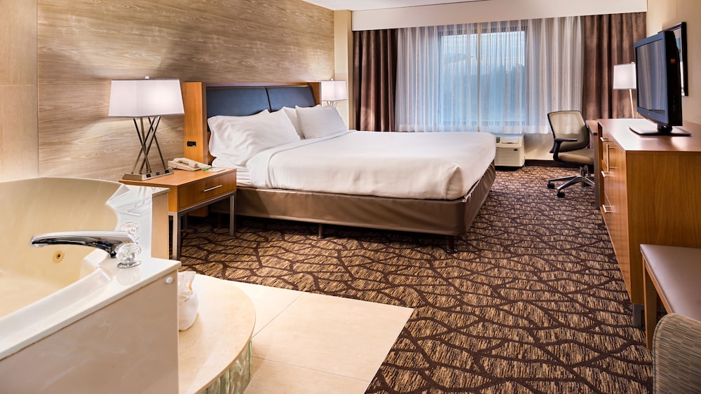 Holiday Inn Hotel & Suites Warren by IHG - photo 2