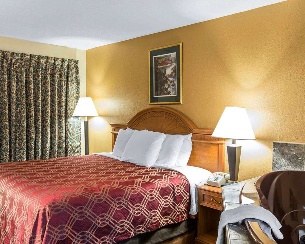 Econo Lodge Dalton West - photo 17