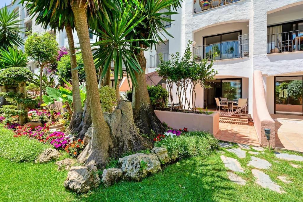 Modern 3 Bed Apartment in Puerto Banus Marbella — 4-Star Luxury Hotel in Marbella, Spain