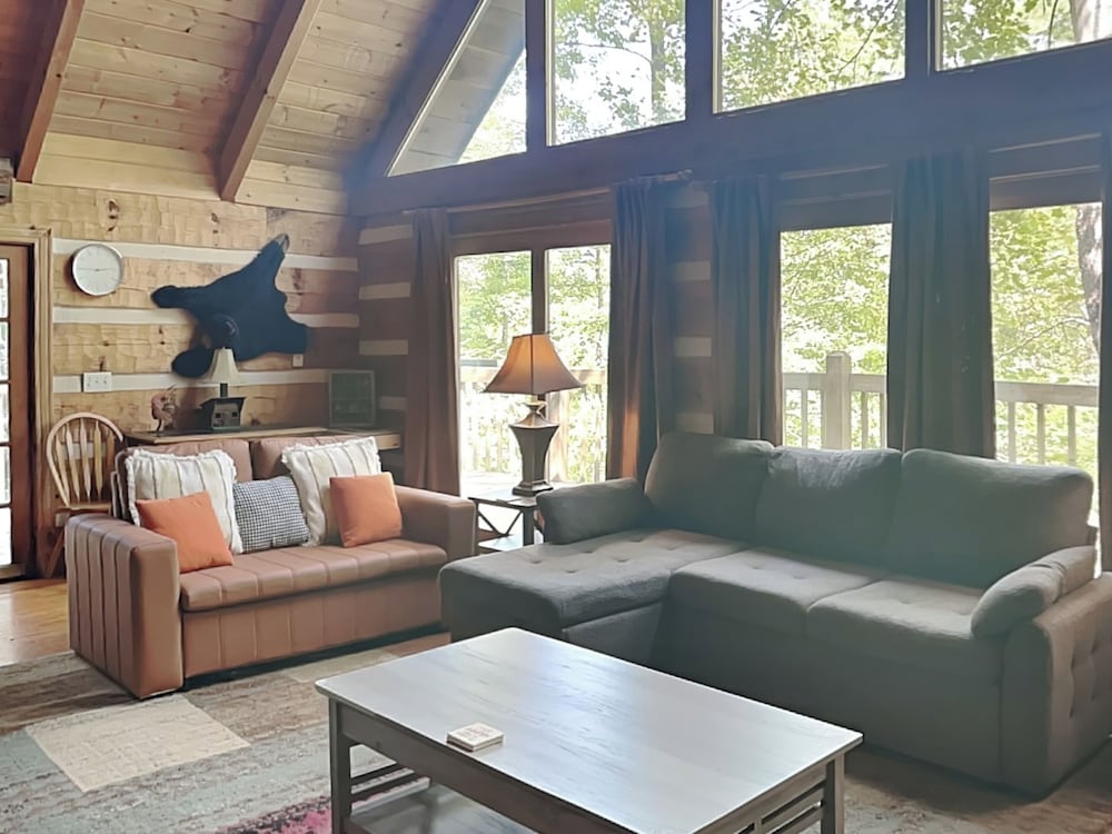 Bear Cave Haus — 4-Star Luxury Hotel in Gatlinburg, United States