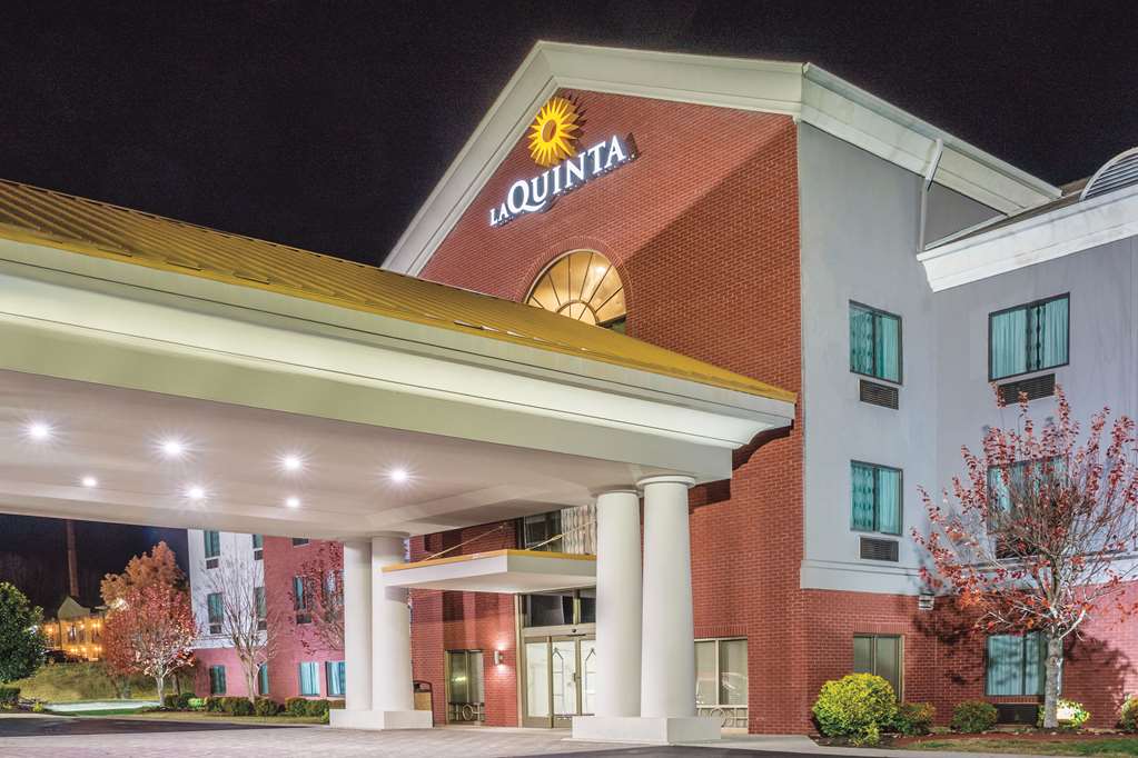 La Quinta Inn & Suites by Wyndham Loudon - photo 2