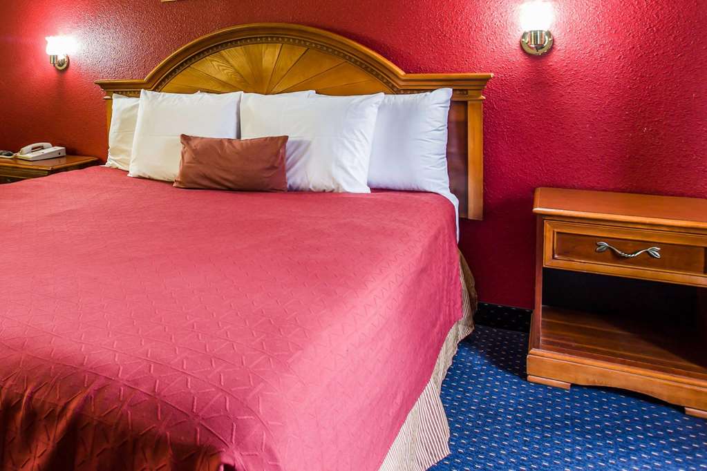 Rodeway Inn Charlotte North End - photo 10