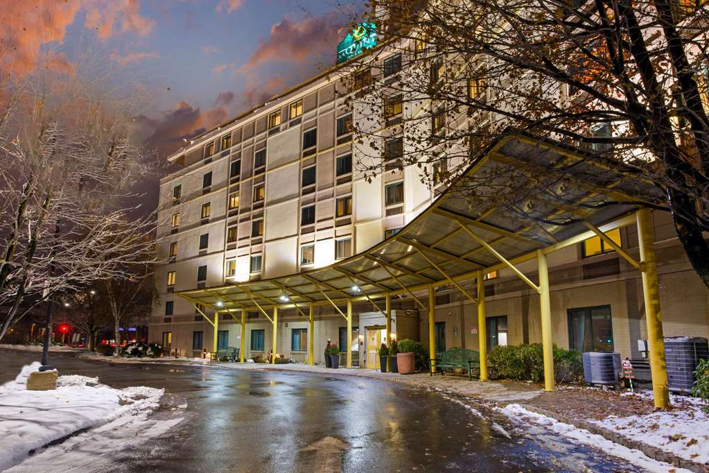 La Quinta Inn & Suites by Wyndham Boston Somerville - photo 4