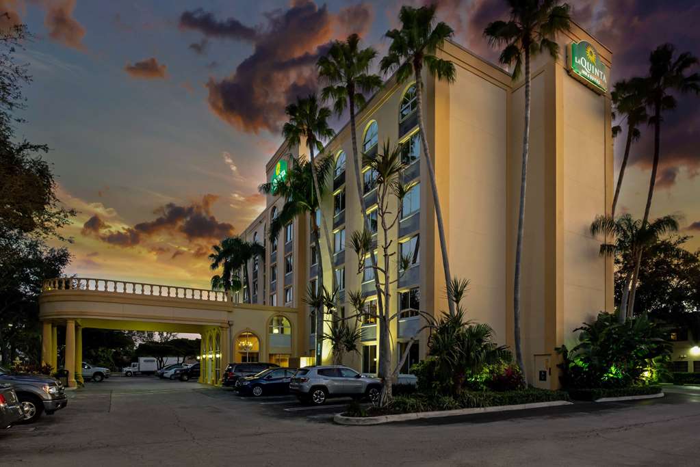 La Quinta Inn & Suites by Wyndham West Palm Beach Airport - photo 4