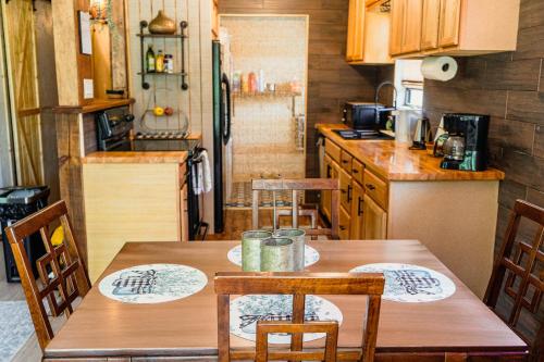 Hot Tub Private 3 Bed Lodge 1 mile from Blue Ridge Parkway Giant Jenga Families Welcome — 4-Star Luxury Hotel in Spruce Pine, United States