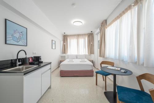 Peaceful Couples Apartment & Rooftop Access Zen Hebe By Tessera — 4-Star Luxury Hotel in Athens, Greece
