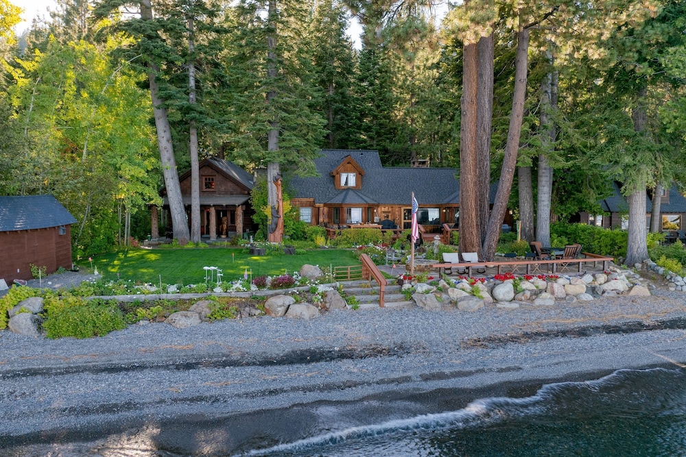 Homewood Lakefront by AvantStay Private Beach Lake Access Views — 4-Star Luxury Hotel in Homewood, United States