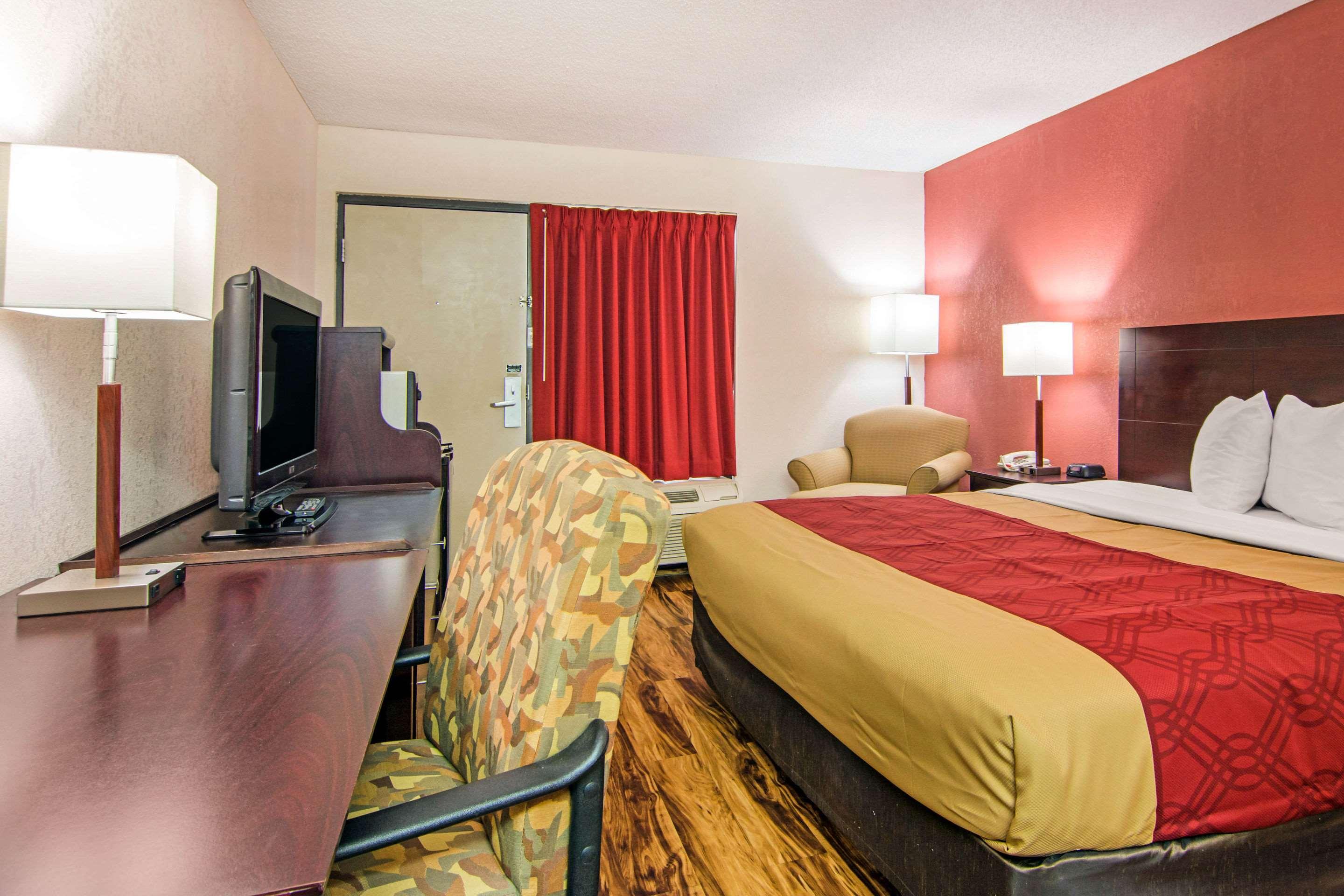 Econo Lodge Madison Airport - photo 56