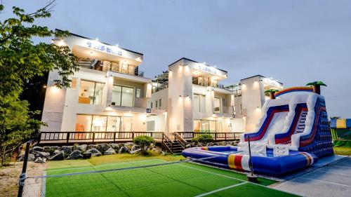 Daebudo the White Pool Villa — 4-Star Luxury Hotel in Ansan-Si, South Korea
