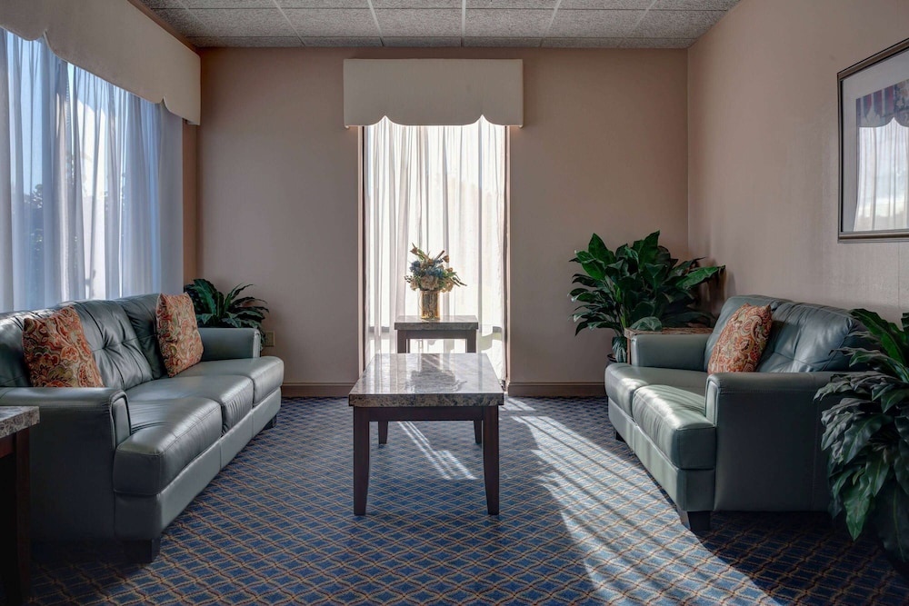 Howard Johnson by Wyndham Amherst Hadley - photo 10
