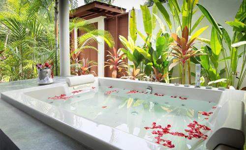 Golf view Villa with Jacuzzi By AppartAli — 4-Star Luxury Hotel in Bouskoura, Morocco