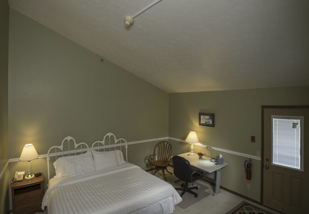 Sugarcreek Village Inn - photo 2