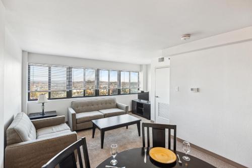 PP 2401 Modern Corporate 2br Suite pool Gym — 4-Star Luxury Hotel in Harrisburg, United States