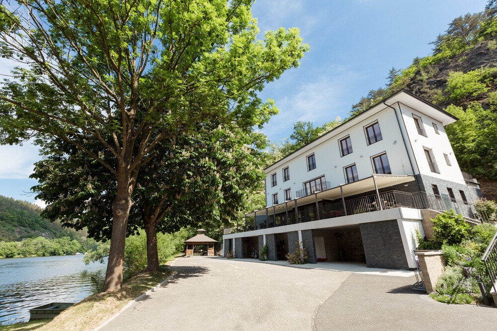 Hotel Mandat — hotel in Hradistko