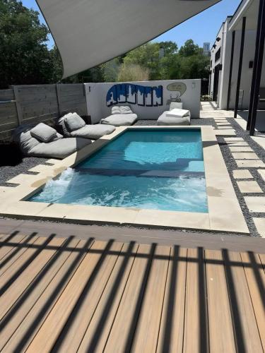 Modern 2 Home Private Oasis w Pool Hot Tub in DT — 4-Star Luxury Hotel in Austin, United States