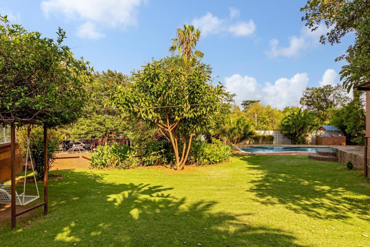 Tranquil flatlet with Full Kitchen & Pool Access — 4-Star Luxury Hotel in Johannesburg, South Africa