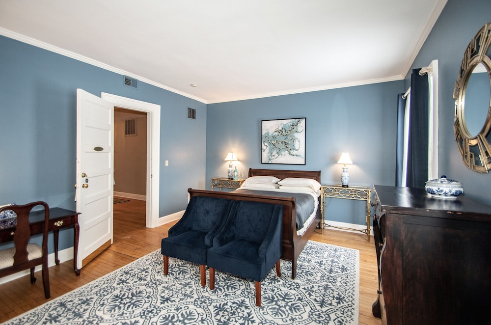 Looking Glass Inn - photo 21