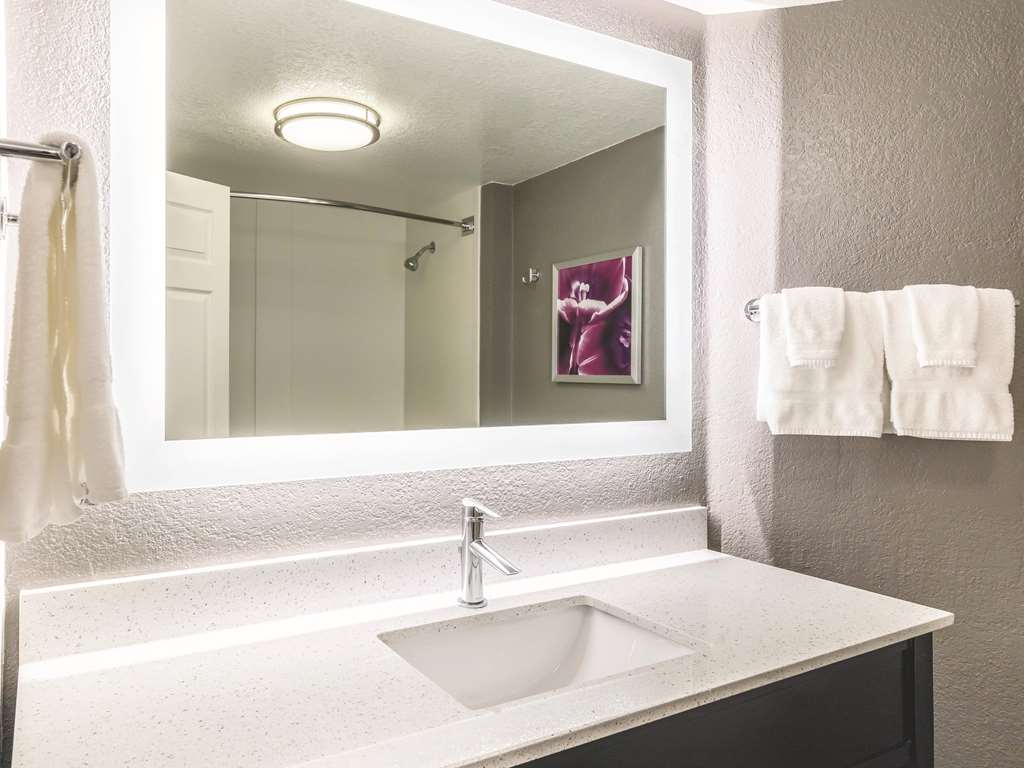La Quinta Inn & Suites by Wyndham Austin Airport - photo 16